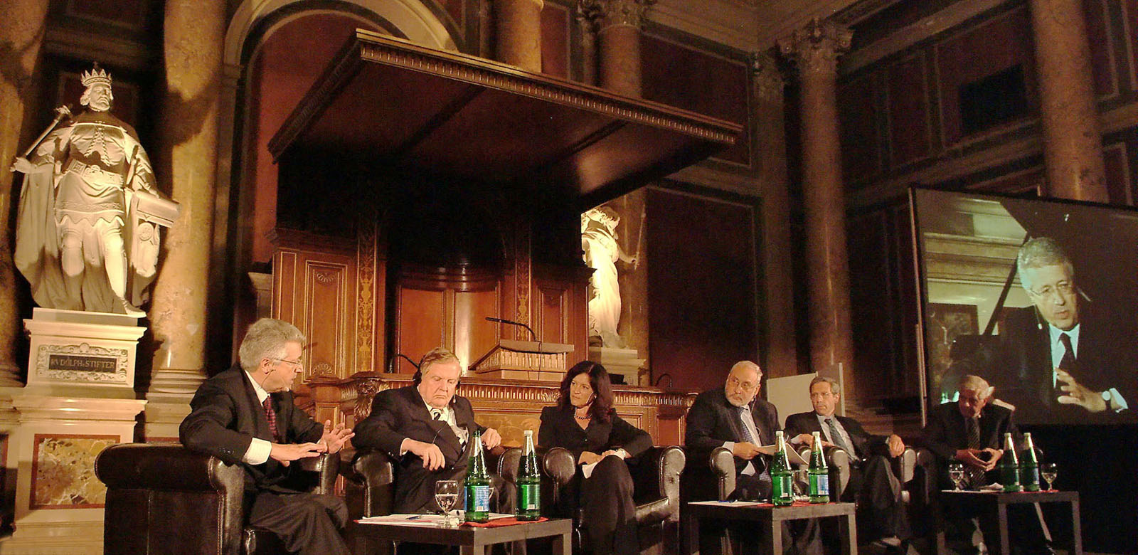 VN 2008 zum Thema Wirtschaft, Festveranstaltung im Großen Festsaal der Universität Wien, Podiumsdiskussion mit den Laureaten Eric Maskin, Robert Mundell und Joseph Stiglitz, sowie Wolfgang Petritsch, Franz Küberl und Moderatorin Ingrid Thurnher