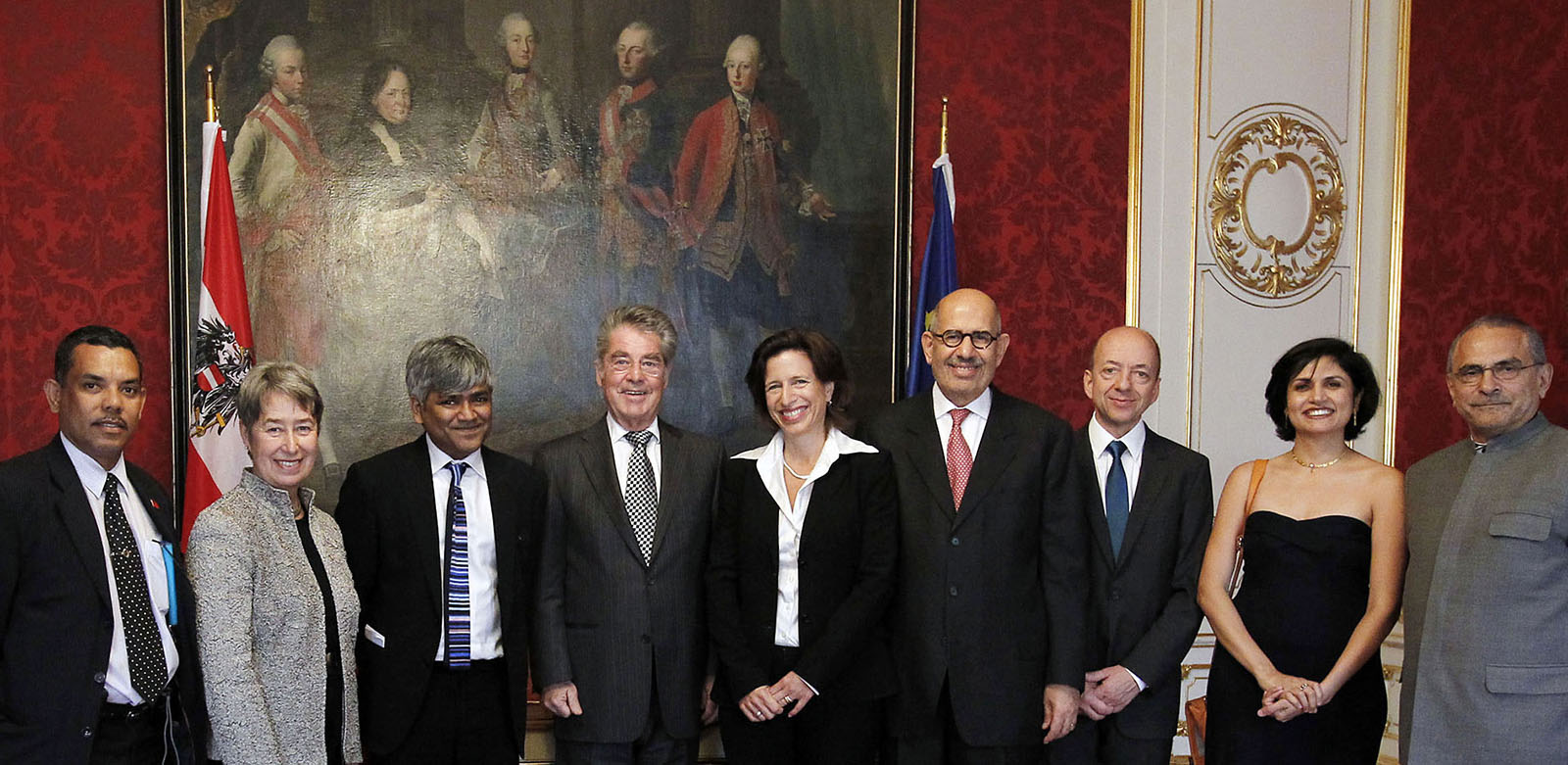 VN 2010 zum Thema Frieden, Empfang beim österr. Bundespräsident Heinz Fischer (4. v. l.) im Kongresssaal des Bundeskanzleramtes u. a. mit den Preisträgern Mohamed Mohamed el-Baradei (6. v. l.) und Ramos Horta (9. v. l.), sowie den Sprechern der Preisträger-Organisationen Unni Karunakara von MSF ( 3. v. l.) und Melissa Fleming vom UNHCR (5. v. l.)